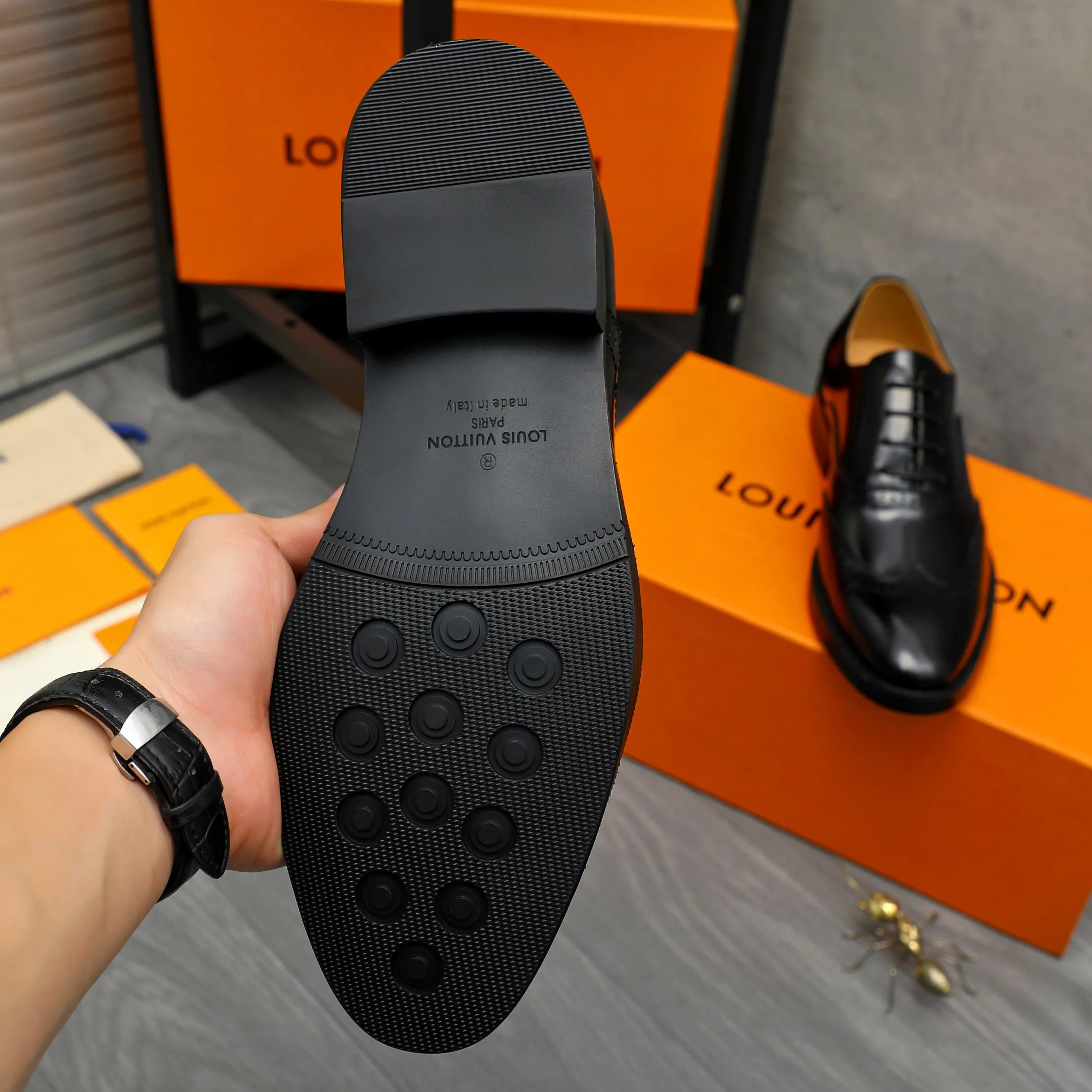 Men's shoes 💰500 Product trademark: LV "Louis Vuitton" business formal leather shoes Regular size: 39-45 (.45 customization is non-returnable) Product materials: Selected pearlescent cowhide upper, cowhide lining, original rubber outsole